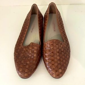 Trotters brown leather woven flat size 8